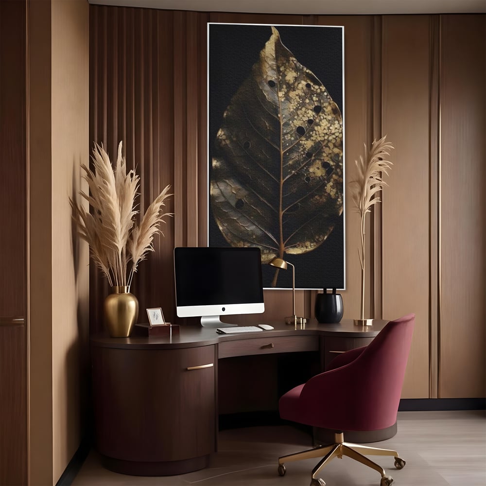 Tablou canvas cu tablou canvas cu frunza uscata, in rama de aluminiu argintiu, pe perete intr-un birou
